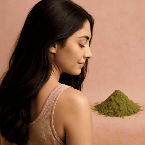 Poudre de Brahmi bio utilisée en soin capillaire pour calmer les cuirs chevelus sensibles, favoriser la croissance des cheveux et prévenir leur chute.