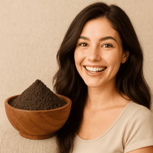 Soins capillaires ayurvédiques – Nigelle en poudre et femme souriante aux cheveux épais