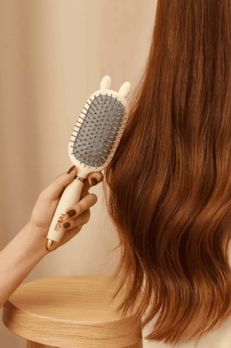 Brosse design lapin avec coussin d’air antistatique, massage du cuir chevelu et outil de nettoyage intégré. Démêle sans casser, stimule la pousse et garde vos cheveux brillants.