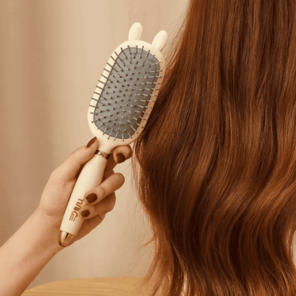 Brosse design lapin avec coussin d’air antistatique, massage du cuir chevelu et outil de nettoyage intégré. Démêle sans casser, stimule la pousse et garde vos cheveux brillants.