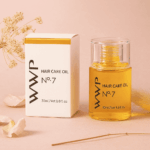 Sérum cheveux abîmés naturel dans un décor féminin et minimaliste
