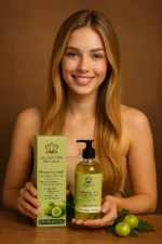 Femme blonde aux cheveux longs et épais tenant le shampoing Amla Ayurveda Naturel, décor ayurvédique et fond premium chaud