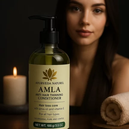 Après-shampoing Amla Ayurveda Naturel – Soin capillaire anti-chute – flacon premium avec femme aux cheveux ondulés naturels, décor spa chic.