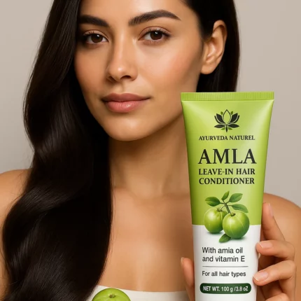 Femme brune aux cheveux longs et soyeux tenant un après-shampoing ayurvédique sans rinçage à l’Amla Ayurveda Naturel